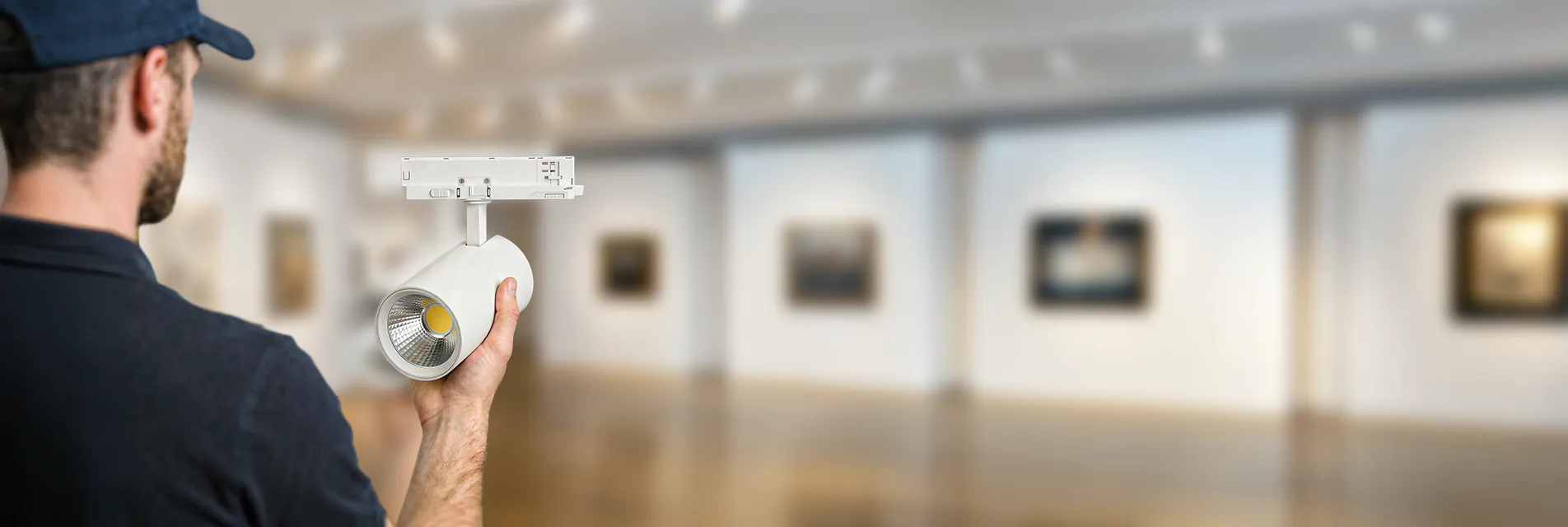 Un uomo tiene in mano un faretto lineare Noxion